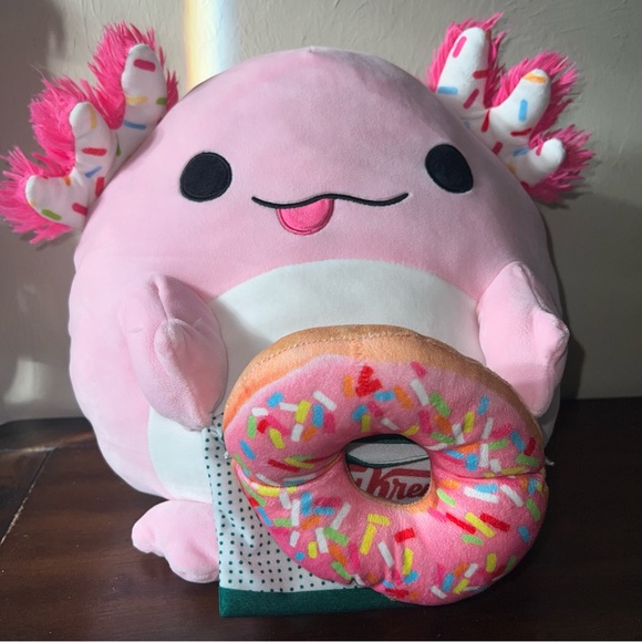 Zuru Snackles Series 2 Axolotl Abbie Krispy Kreme Donut, Large Plush - Picture 3 of 12